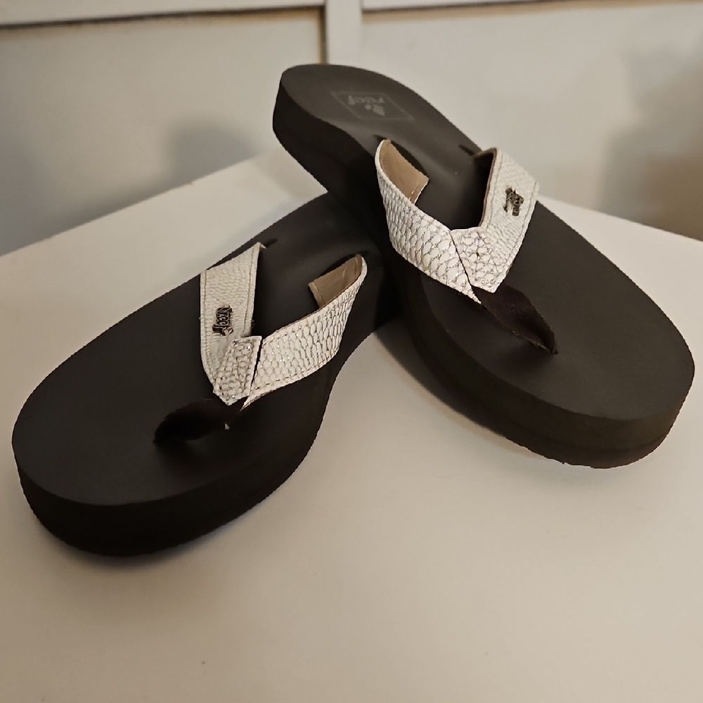 Women's Black and White Flip Flops - Picture 3 of 5